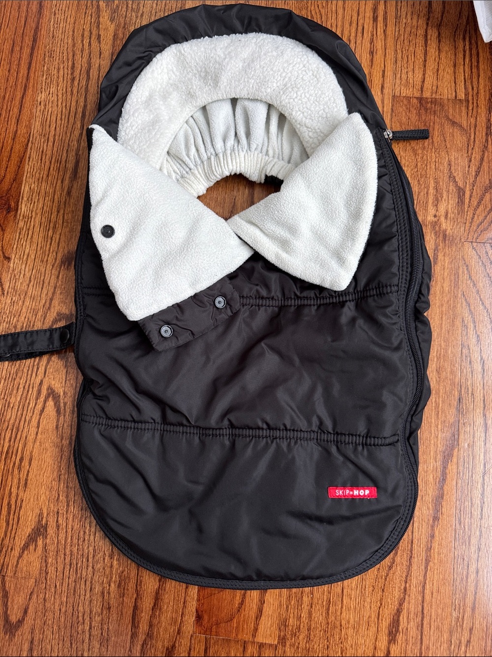 Skip Hop Black and Cream Infant Car seat with Plush Fleece Lining